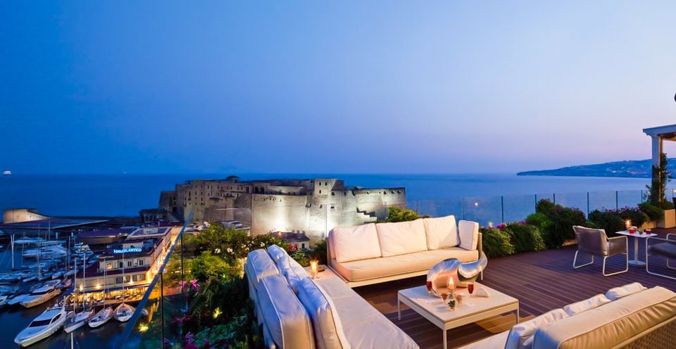 Отель на берегу моря в Неаполе Grand Hotel Vesuvio