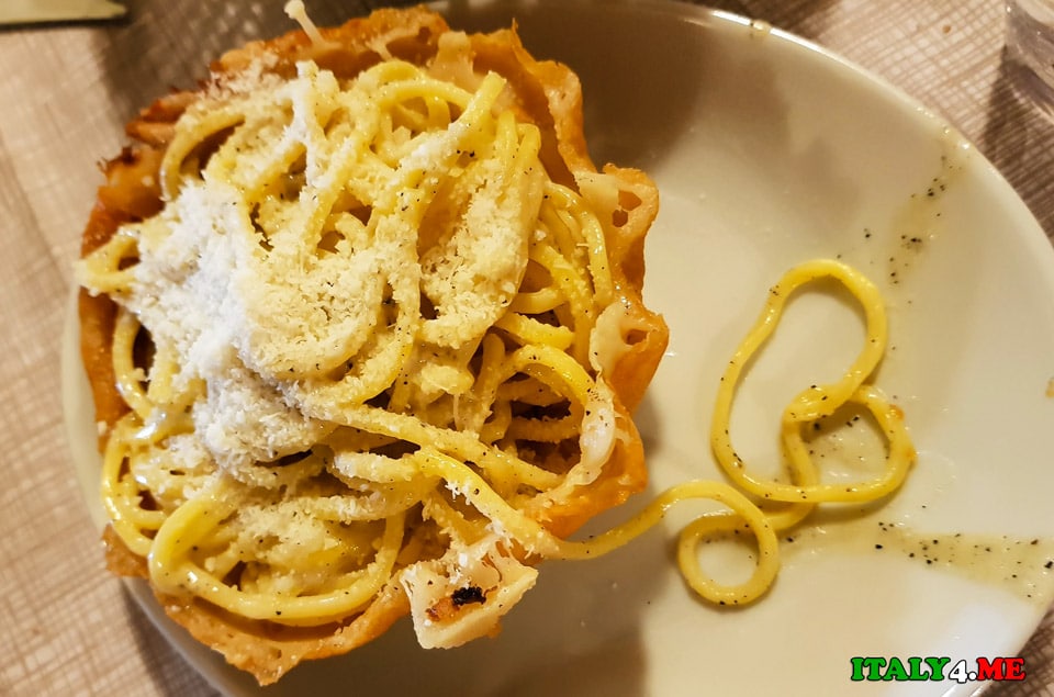 порция пасты Tonnarelli Cacio e Pepe в римском ресторане Impiccetta