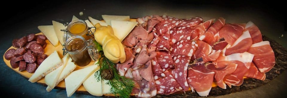 Tagliere — нарезка из сыров и колбасных изделий