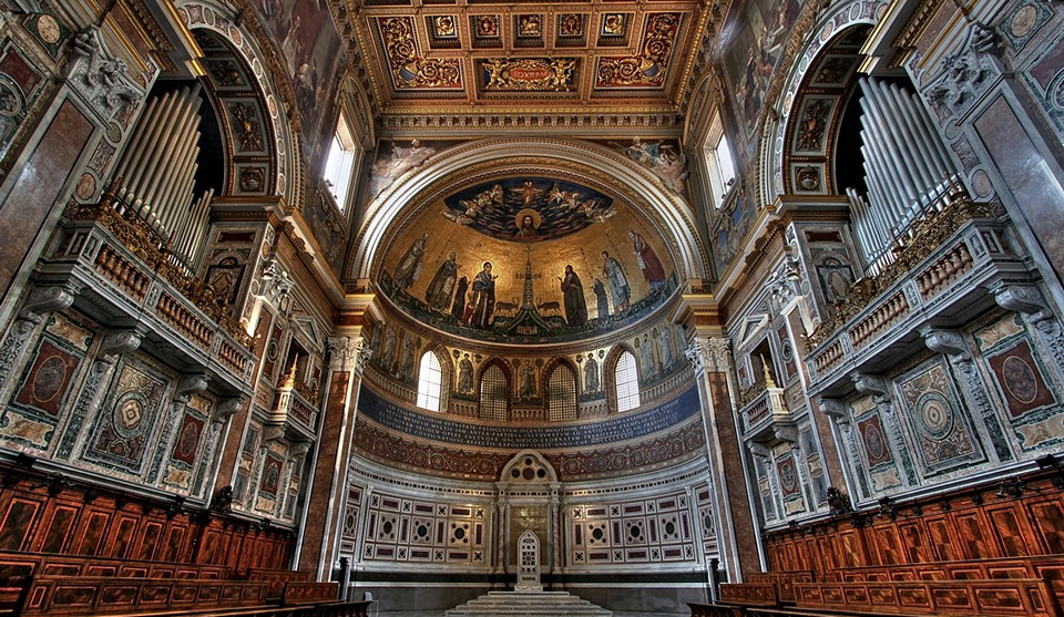 Базилика Сан-Джованни ин Латерано изнутри