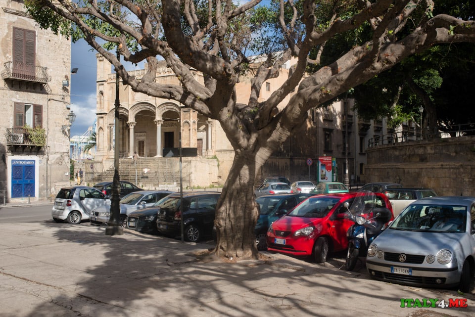 Парковка в городе Палермо на Сицилии