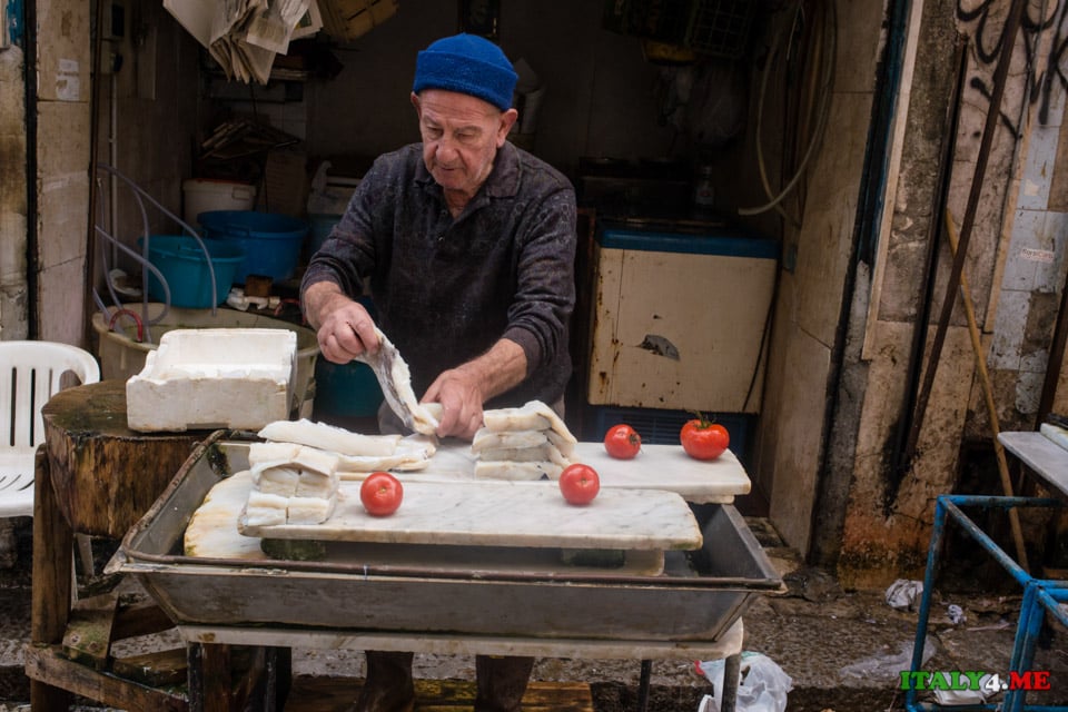 Торговец свежей рыбой в городе Палермо
