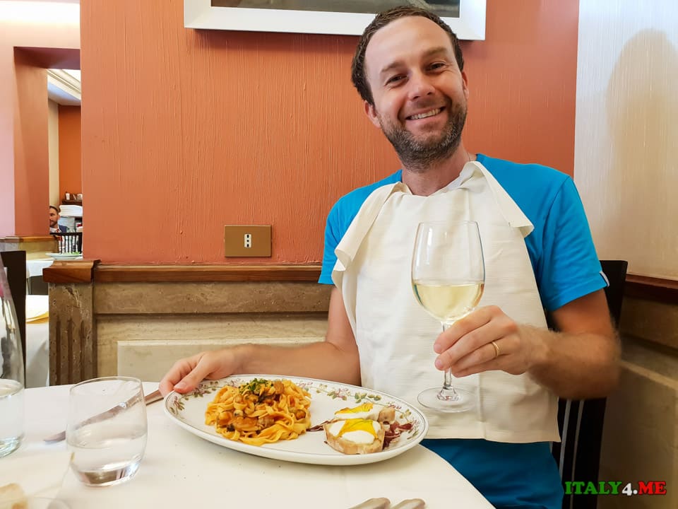 Гид Артур Якуцевич за обедом в ресторане Taberna De' Gracchi рядом с Ватиканом