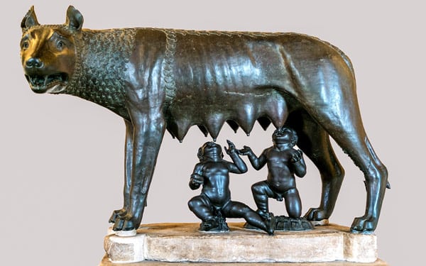 Бронзовая скульптура волчицы в Капитолийских музеях в Риме