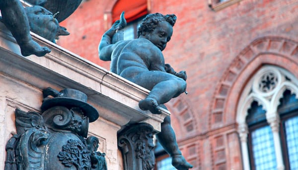 Статуи ангелов на фонтане Нептуна в Болонье