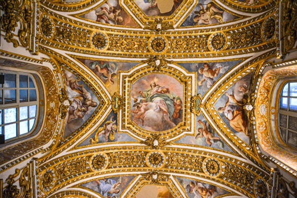 Интерьер потолок базилики Сан-Паоло Маджоре в Неаполе