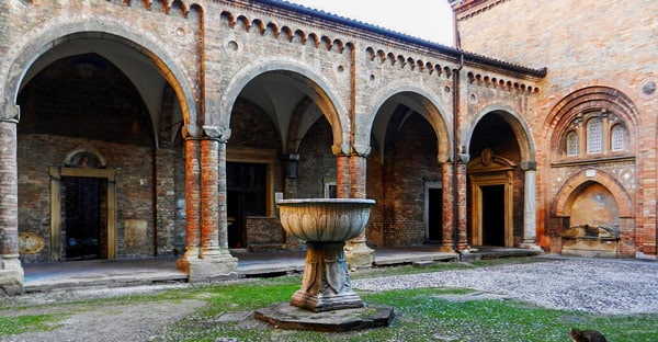 Дворик Пилата в комплексе Санто Стефано в Болонье