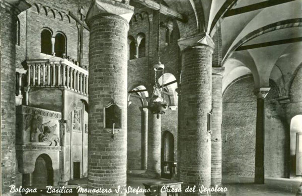 Средневековый монастырь в комплексе Санто Стефано Болонья