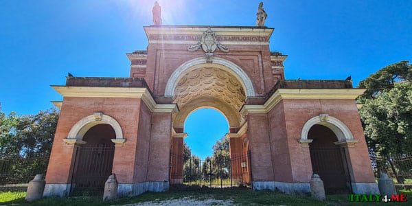 Арка Четырёх Ветров (Arco dei Quattro Venti) в парке вилла Памфили в Риме