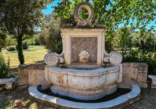 фонтанМаски (Fontana del Mascherone) на вилла Памфили в Риме