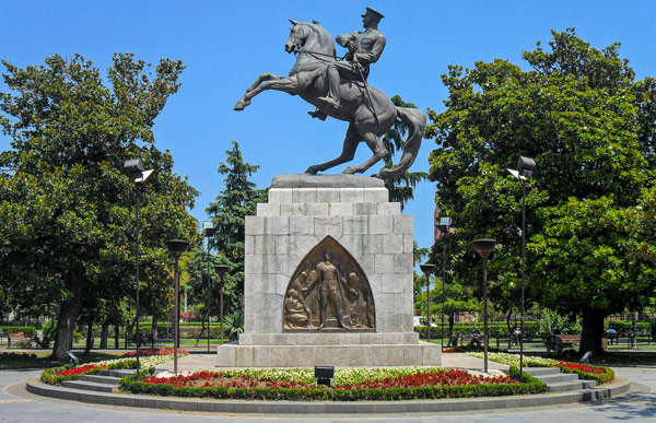 памятник первому президенту Турции Мустафе Кемаль Ататюрку (Mustafa Kemal Atatürk) в Самсуне