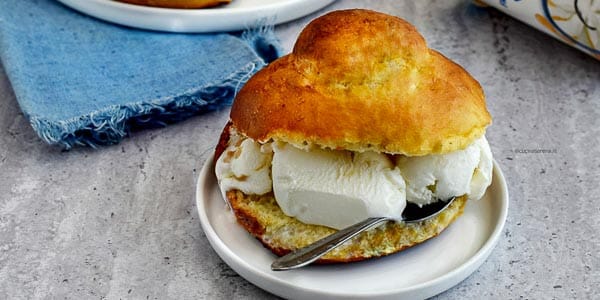 Бриош кон джелато (Brioche con gelato)