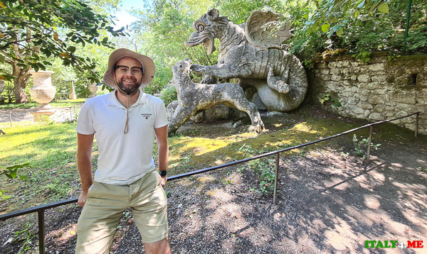 Статуя Дракона и Артур Якуцевич в Парке Монстров Бомарцо