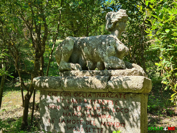 Статуя Сфинкса на входе в парк Монстров Бомарцо