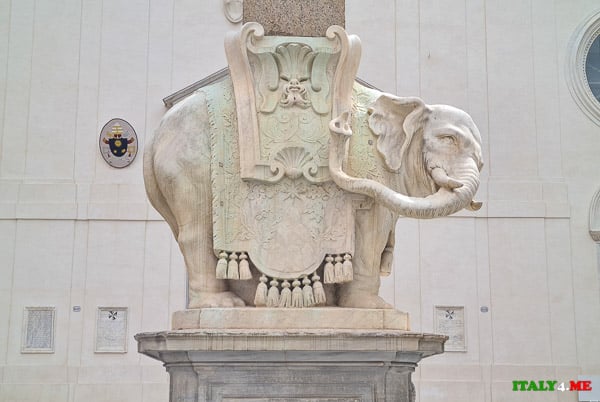 Слон Бернини в Риме вид сбоку