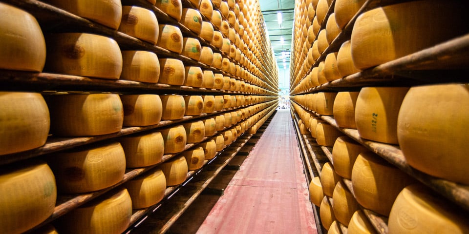 Как делают сыр Пармезан в Италии