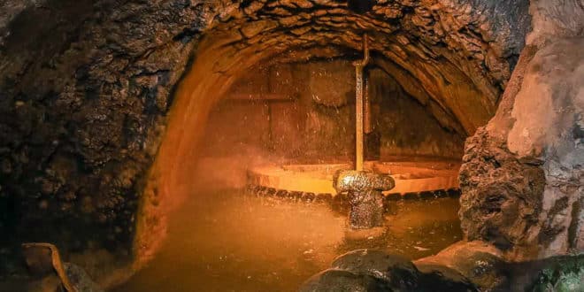 Водяная мельница и музей в пещере Испики