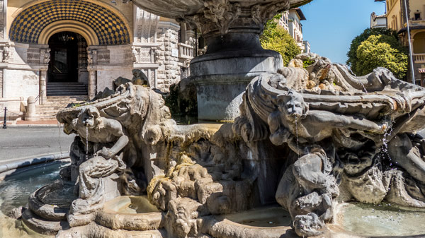 Скульптуры фонтана Лягушек (Fontana delle Rane) в квартале Коппеде Рим