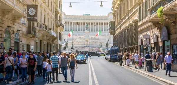 Туристы на улице виа дель Корсо в Риме