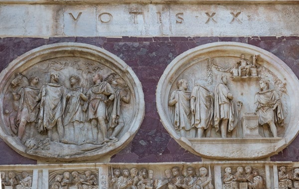 Сцена охоты на льва и жертвоприношения в древнем Риме барельеф тондо арка Константина в Риме