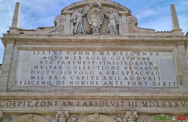 Надпись на аттике фонтана Моисея в честь папы Сикста V