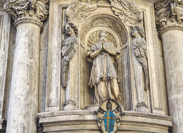 статуя Сан-Карло Боромео на фасаде церкви Сан-Карло-алле-Куатро-Фонтане в Риме