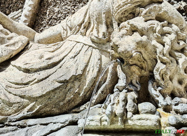 Детали фонтана Юноны на площади 4 фонтанов в Риме