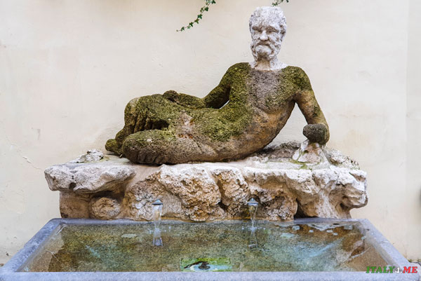Бабуино говорящая статуя в Риме