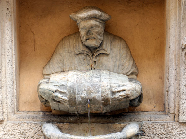 Факкино говорящая статуя фонтан носильщика воды