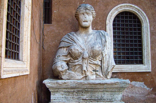 Мадам Лукреция говорящая статуя в Риме на площади святого Марка