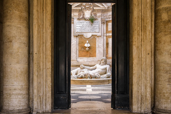 Вход в Палаццо Нуово Капитолийские музеи статуя Марфорио