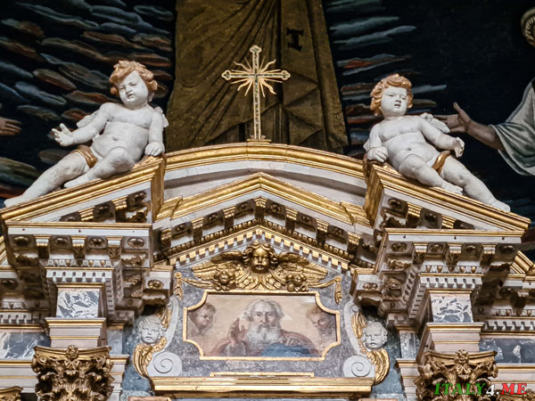 Главный алтарь в стиле барокко в Базилике Космы и Дамьяна Рим