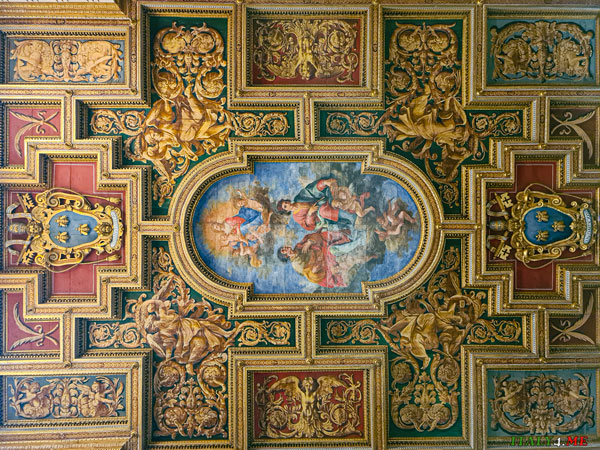 кессонный потолок с тонкой резьбой и позолотой в в Базилике Космы и Дамиана Рим