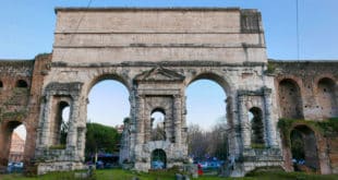 Порта-Маджоре в Риме