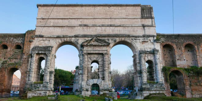 Порта-Маджоре в Риме