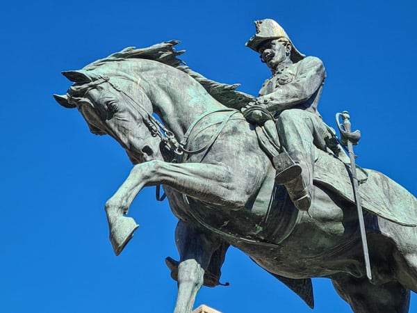 конная статуя, посвящённая Карлу Альберту Савойскому на Квиринальском холме в Риме