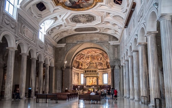 Интерьер Сан-Пьетро-ин-Винколи в Риме