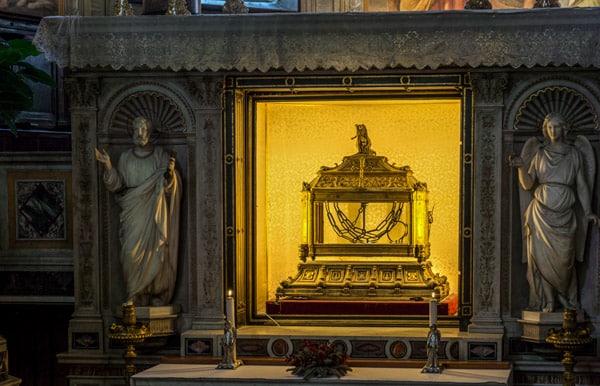 Цепи святого Петра христанская реликвия в базилике Сан-Пьетро-ин-Винколи в Риме