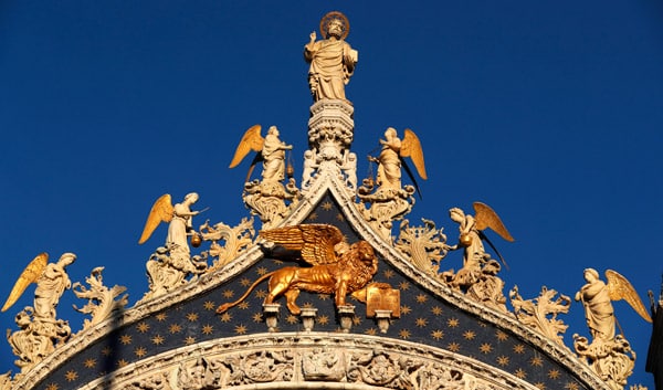 Статуя святого Марка на фасаде собора в Венеции