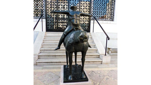 скульптура обнажённого всадника работы Марино Марини у входа в музей Пегги Гуггенхайм в Венеции