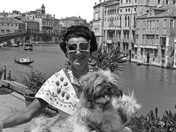 Пегги Гуггенхайм в Венеции фото с собакой на фоне Гранд канала