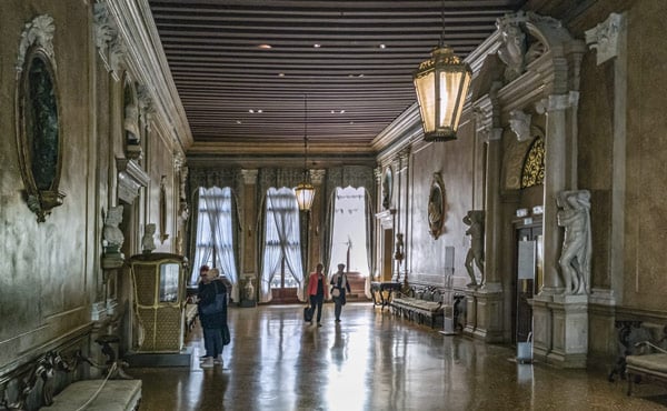 приёмная для гостей в палаццо Ка-Реццонико в Венеции