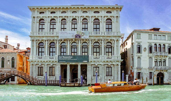 Фасад палаццо Ка-Реццонико в Венеции