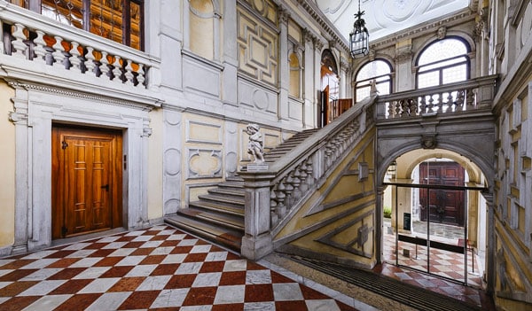 парадная лестница в двореце Дворец Ка-Реццонико автор Джорджо Массари
