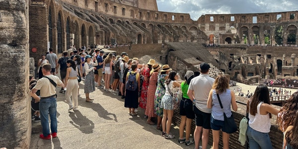 Толпа туристов на смотровой площадке внутри Колизея 