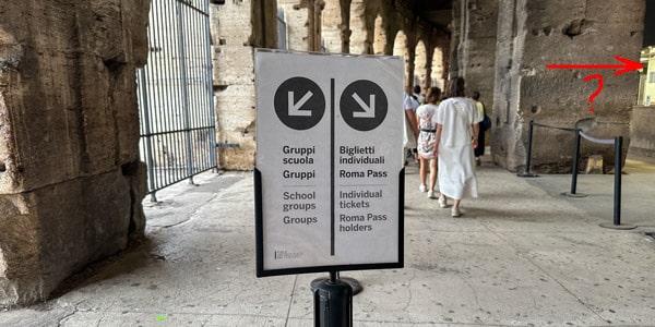 указатели направления движения для владельцев разных типов билетов внутри Колизея