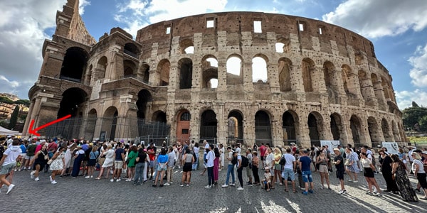 утром туристы ждут в очереди открытия Колизея